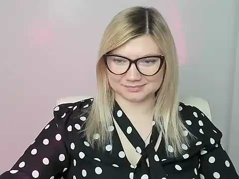 Snapshot of Lola_moree chatting on November 3, 2025, 1:15 pm Lola moree online show from November 3, 2025, 1:15 pm