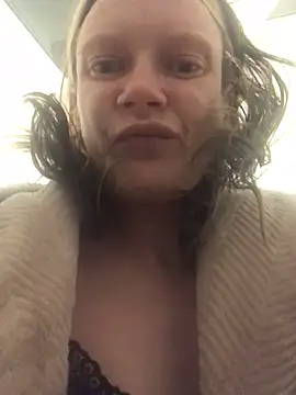 Snapshot of blondey206 chatting on March 14, 2025, 1:05 am blondey206 online show from March 14, 2025, 1:05 am