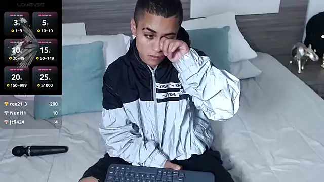 Liiamthompson online show from March 31, 2026, 10:01 pm