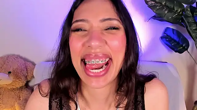 Snapshot of Miss_veronicaa2 chatting on May 5, 2026, 1:14 pm Miss veronicaa2 online show from May 5, 2026, 1:14 pm