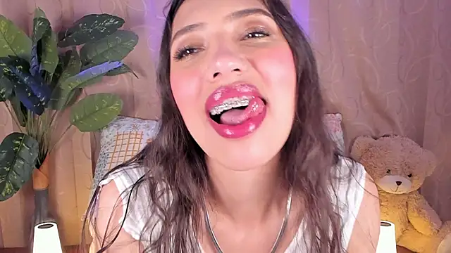 Snapshot of Miss_veronicaa2 chatting on July 13, 2026, 1:54 pm Miss veronicaa2 online show from July 13, 2026, 1:54 pm