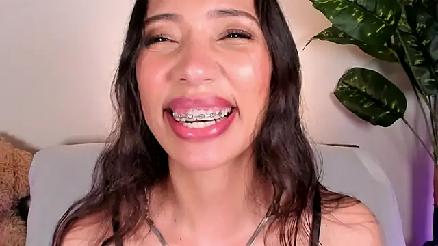 Snapshot of Miss_veronicaa2 chatting on May 22, 2026, 1:20 pm Miss veronicaa2 online show from May 22, 2026, 1:20 pm