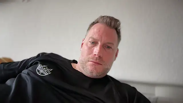 Christian87xxx online show from April 18, 2026, 4:31 pm