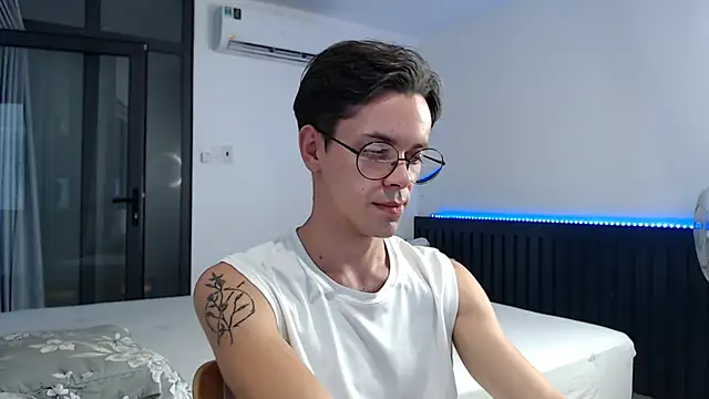 Snapshot of William_Henry_ chatting on October 19, 2025, 1:41 am William Henry online show from October 19, 2025, 1:41 am