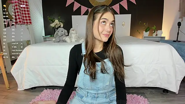 AlannaRussell  online show from June 3, 2026, 8:35 pm