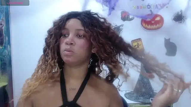 Snapshot of CanelaFierce chatting on October 31, 2025, 8:05 pm CanelaFierce online show from October 31, 2025, 8:05 pm