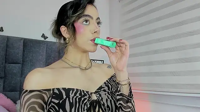 Snapshot of Violetta_Ficher chatting on December 1, 2025, 2:12 am Violetta Ficher online show from December 1, 2025, 2:12 am