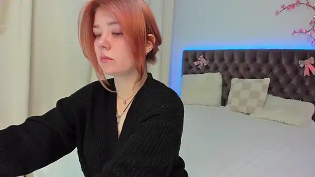 Ella Mayers online show from October 18, 2025, 12:18 pm