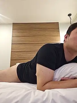 offwhite777 online show from December 4, 2025, 12:59 pm