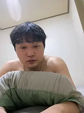 Snapshot of offwhite777 chatting on February 17, 2025, 7:12 pm offwhite777 online show from February 17, 2025, 7:12 pm