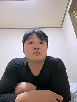 Snapshot of offwhite777 chatting on February 9, 2025, 2:18 pm offwhite777 online show from February 9, 2025, 2:18 pm