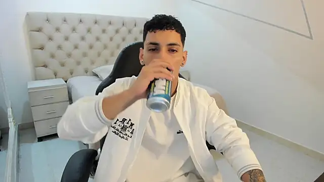 JhoanLeandro online show from October 9, 2025, 5:52 am