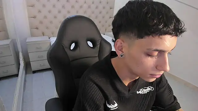 JhoanLeandro online show from January 11, 2026, 5:25 am