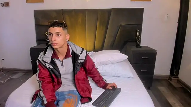 JhoanLeandro online show from March 3, 2025, 4:00 am