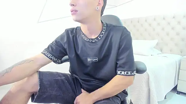 JhoanLeandro online show from September 19, 2025, 4:49 am