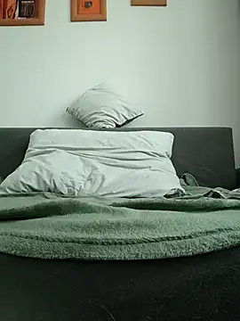 bouraktom6 online show from April 8, 2026, 11:44 am