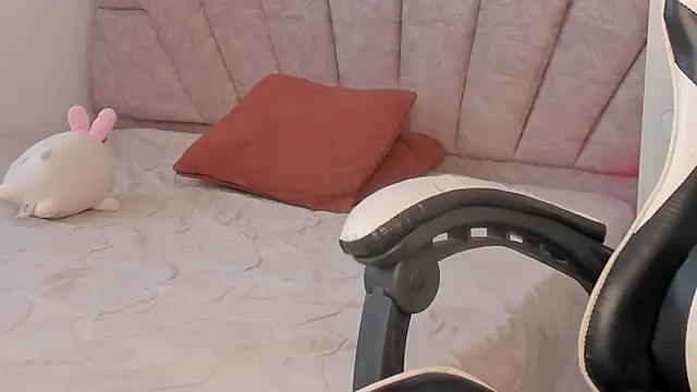 Snapshot of leahaltomm chatting on October 15, 2025, 7:44 pm leahaltomm online show from October 15, 2025, 7:44 pm