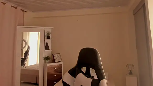 Snapshot of leahaltomm chatting on March 2, 2025, 6:57 pm leahaltomm online show from March 2, 2025, 6:57 pm