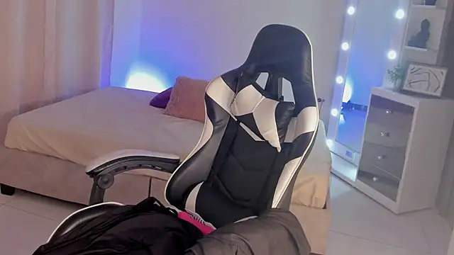 Snapshot of leahaltomm chatting on February 20, 2025, 8:47 pm leahaltomm online show from February 20, 2025, 8:47 pm