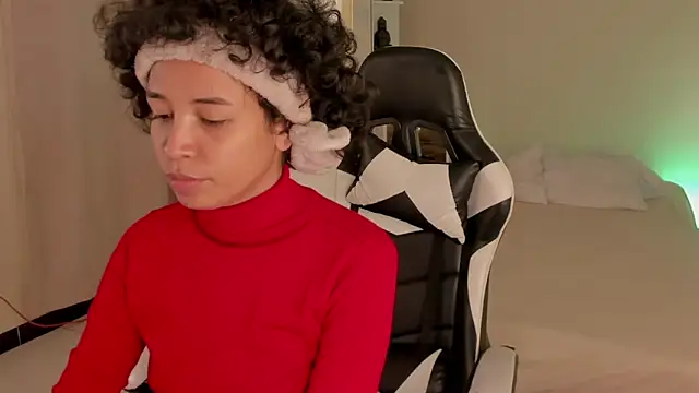 Snapshot of leahaltomm chatting on March 1, 2025, 7:04 pm leahaltomm online show from March 1, 2025, 7:04 pm