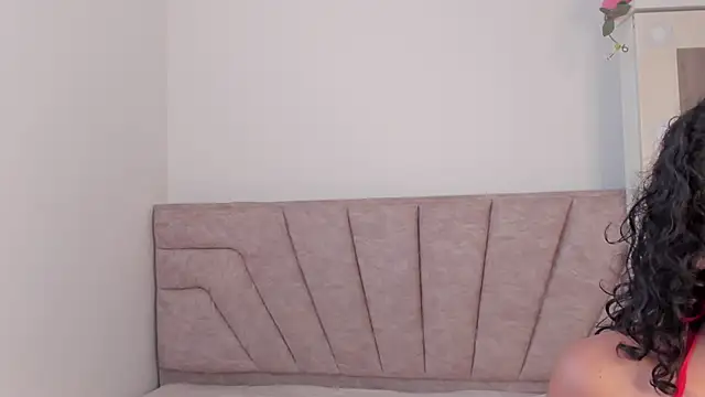 Snapshot of leahaltomm chatting on October 18, 2025, 7:05 pm leahaltomm online show from October 18, 2025, 7:05 pm