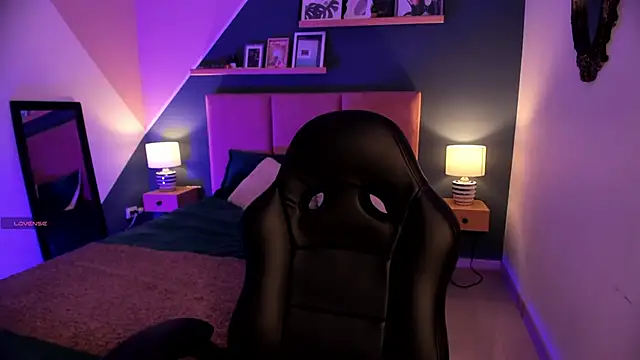 Gigi Strawberry online show from December 19, 2025, 1:31 am