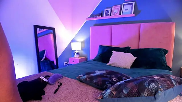 Gigi Strawberry online show from December 20, 2025, 11:40 pm