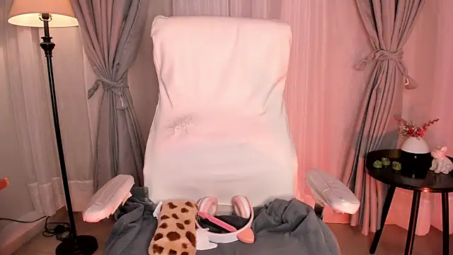 Snapshot of Gigi_Strawberry chatting on November 6, 2025, 5:55 am Gigi Strawberry online show from November 6, 2025, 5:55 am