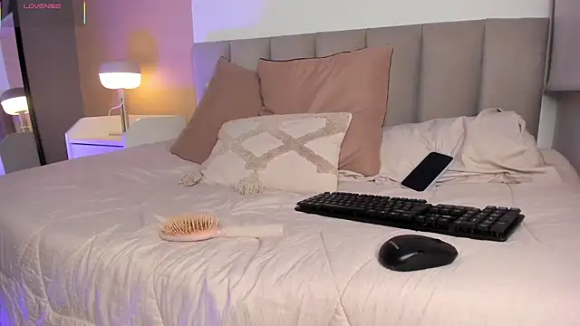 Snapshot of Gigi_Strawberry chatting on November 27, 2025, 2:45 am Gigi Strawberry online show from November 27, 2025, 2:45 am