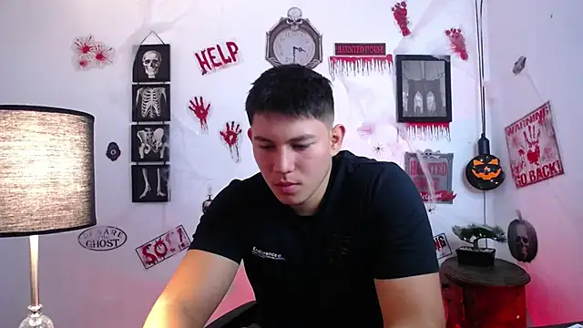 Snapshot of JamesCr_ chatting on October 29, 2025, 11:20 am JamesCr online show from October 29, 2025, 11:20 am