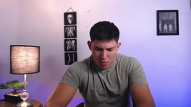 Snapshot of JamesCr_ chatting on November 5, 2025, 12:36 am JamesCr online show from November 5, 2025, 12:36 am