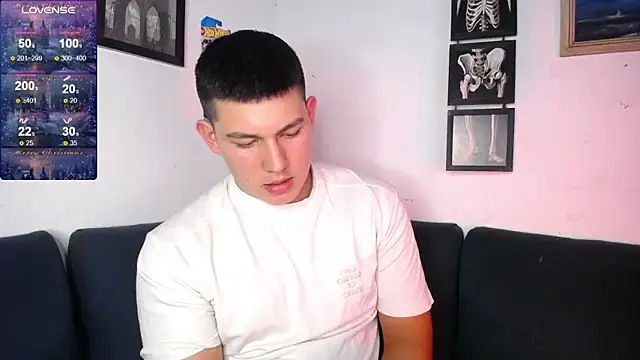 Snapshot of JamesCr_ chatting on December 22, 2025, 12:11 am JamesCr online show from December 22, 2025, 12:11 am