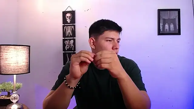 Snapshot of JamesCr_ chatting on November 4, 2025, 1:53 am JamesCr online show from November 4, 2025, 1:53 am