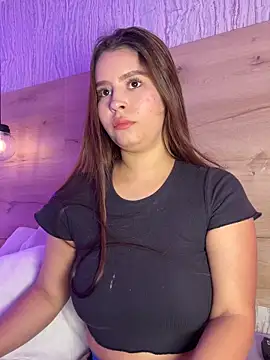 Snapshot of bella_lovers_ chatting on November 15, 2025, 3:10 am bella lovers online show from November 15, 2025, 3:10 am