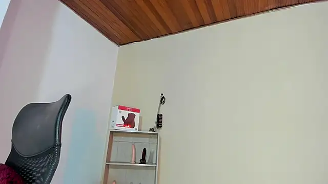 Snapshot of Violetta_0 chatting on October 29, 2025, 1:43 pm Violetta 0 online show from October 29, 2025, 1:43 pm