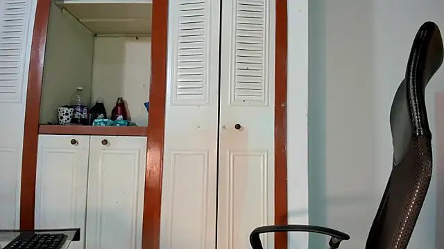 Snapshot of Violetta_0 chatting on October 23, 2025, 1:21 pm Violetta 0 online show from October 23, 2025, 1:21 pm