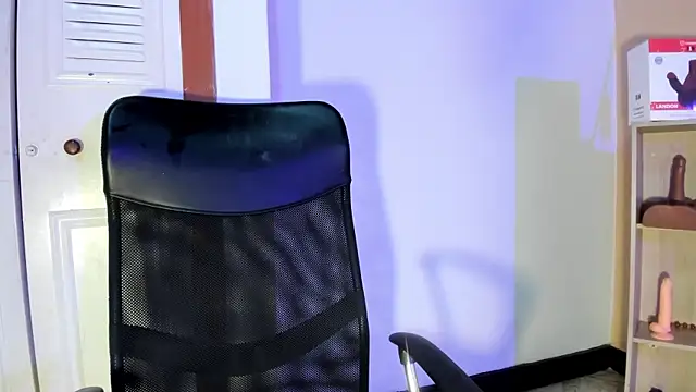 Snapshot of Violetta_0 chatting on November 7, 2025, 2:10 pm Violetta 0 online show from November 7, 2025, 2:10 pm