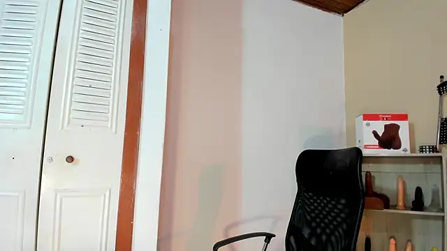 Snapshot of Violetta_0 chatting on November 19, 2025, 1:33 pm Violetta 0 online show from November 19, 2025, 1:33 pm