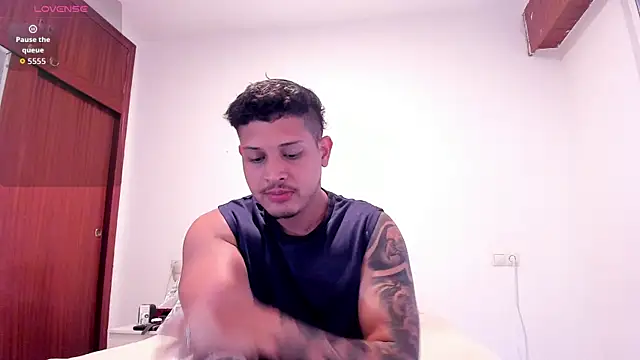 Snapshot of JohanSmith chatting on May 29, 2026, 12:44 pm JohanSmith online show from May 29, 2026, 12:44 pm