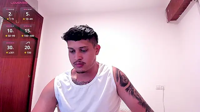 Snapshot of JohanSmith chatting on May 27, 2026, 9:33 pm JohanSmith online show from May 27, 2026, 9:33 pm