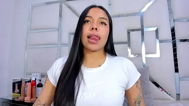 ZoeWan69 online show from November 27, 2025, 11:32 am