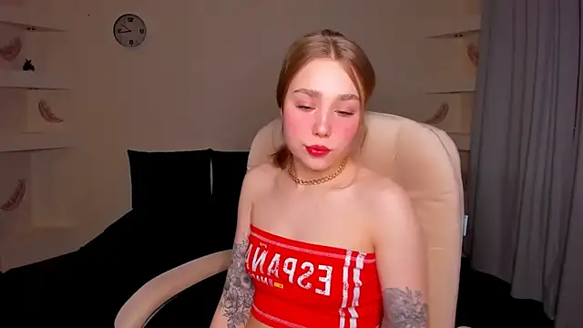 Snapshot of YourMegan chatting on December 14, 2025, 6:35 pm YourMegan online show from December 14, 2025, 6:35 pm