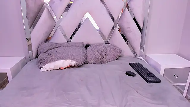 Your Lady Milf online show from March 18, 2025, 7:01 pm