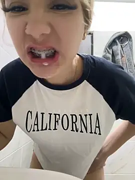 Snapshot of akirahattori chatting on November 17, 2025, 4:05 am akirahattori online show from November 17, 2025, 4:05 am