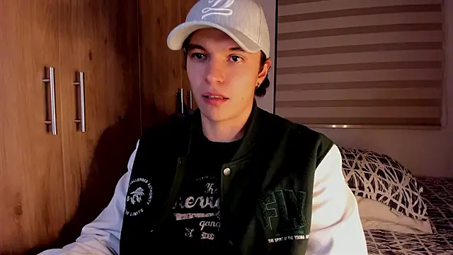 Snapshot of Mastrangelo_xxx chatting on February 16, 2026, 5:06 am Mastrangelo xxx online show from February 16, 2026, 5:06 am