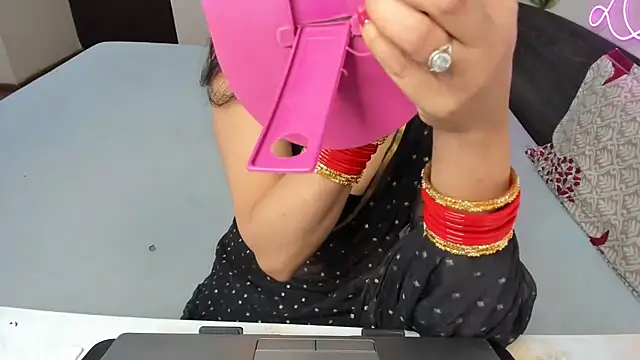 Snapshot of Queen_Couple chatting on February 18, 2026, 5:49 am Queen Couple online show from February 18, 2026, 5:49 am