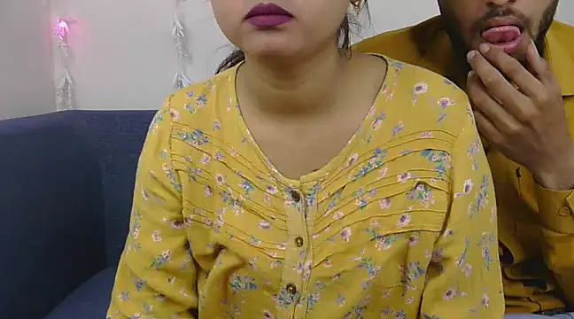 Snapshot of Queen_Couple chatting on March 23, 2025, 5:00 am Queen Couple online show from March 23, 2025, 5:00 am