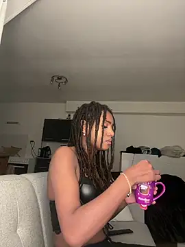 Snapshot of Aurianne chatting on December 18, 2025, 9:07 pm Aurianne online show from December 18, 2025, 9:07 pm