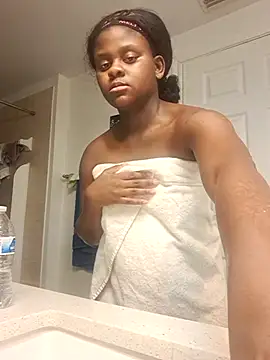 Snapshot of CocoaDoll22 chatting on November 26, 2025, 10:43 pm CocoaDoll22 online show from November 26, 2025, 10:43 pm