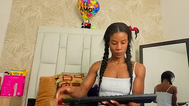 Snapshot of dafnnelewis chatting on April 22, 2026, 12:01 pm dafnnelewis online show from April 22, 2026, 12:01 pm